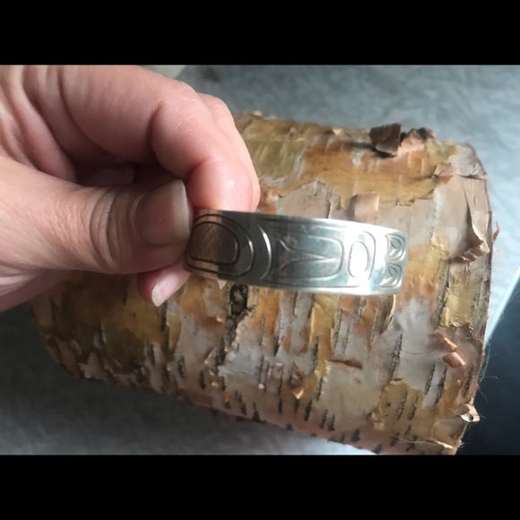 Indigenous BC carved silver eagle bracelet - Picture 3 of 7